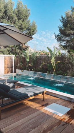 Piscine tropical avec terrasse