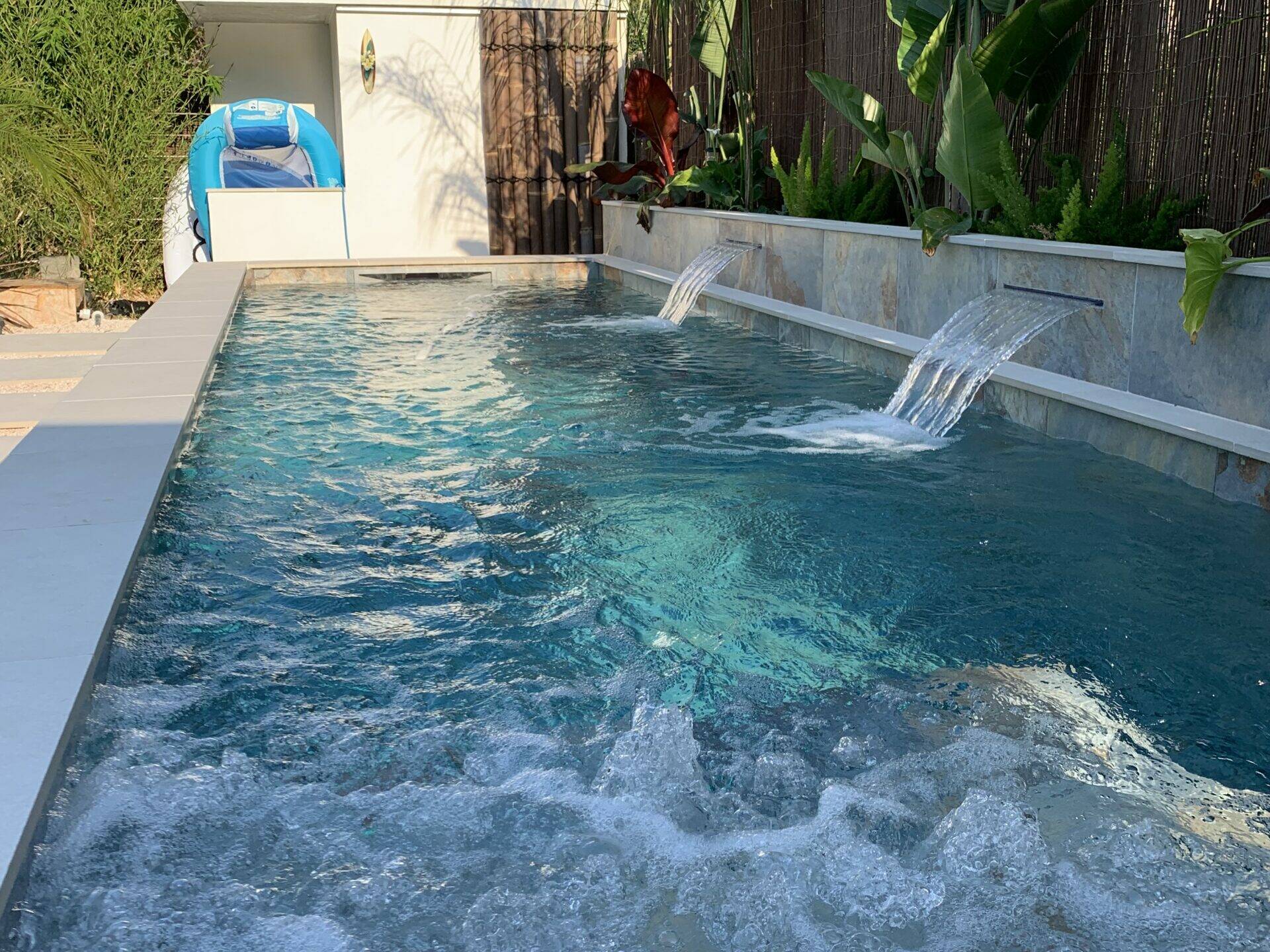 piscine avec cascade et jacuzzi