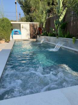 piscine avec cascade et jacuzzi