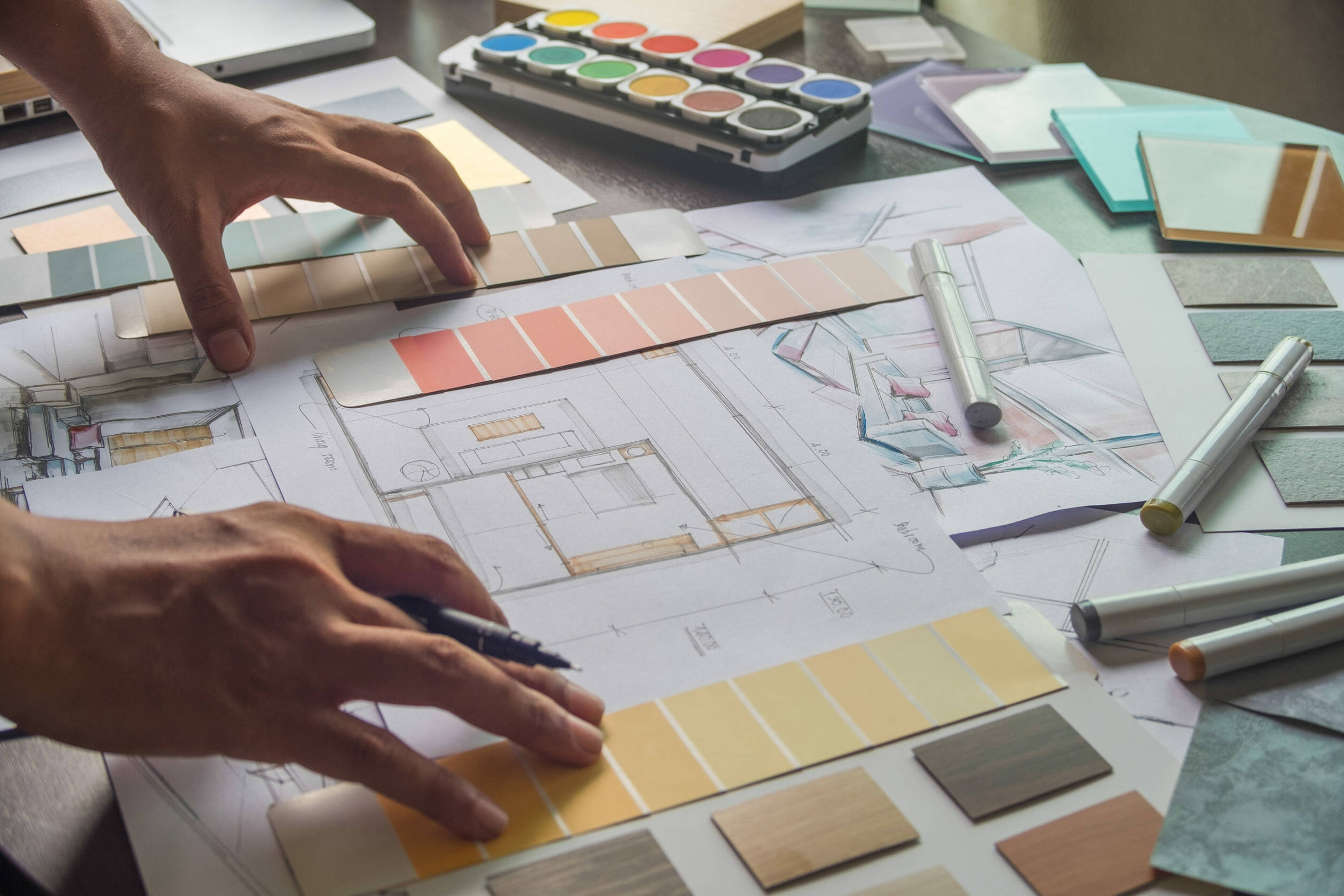 Architecte d’intérieur à La Ciotat travaillant sur un projet de décoration 2026 avec nuancier de couleurs bleu minéral et terracotta, Atelier BT.