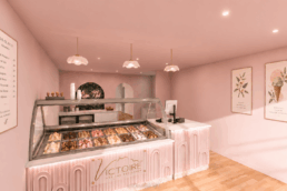 Aménagement d’un commerce à La Ciotat : découvrez la conception 3D, le mobilier sur mesure et le chantier du glacier Rose Thé par Atelier BT.
